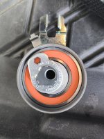 Новый Ролик натяжной ремня грм volvo 32298825