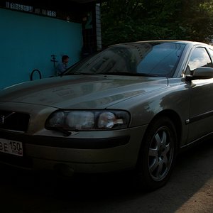 перед домом))