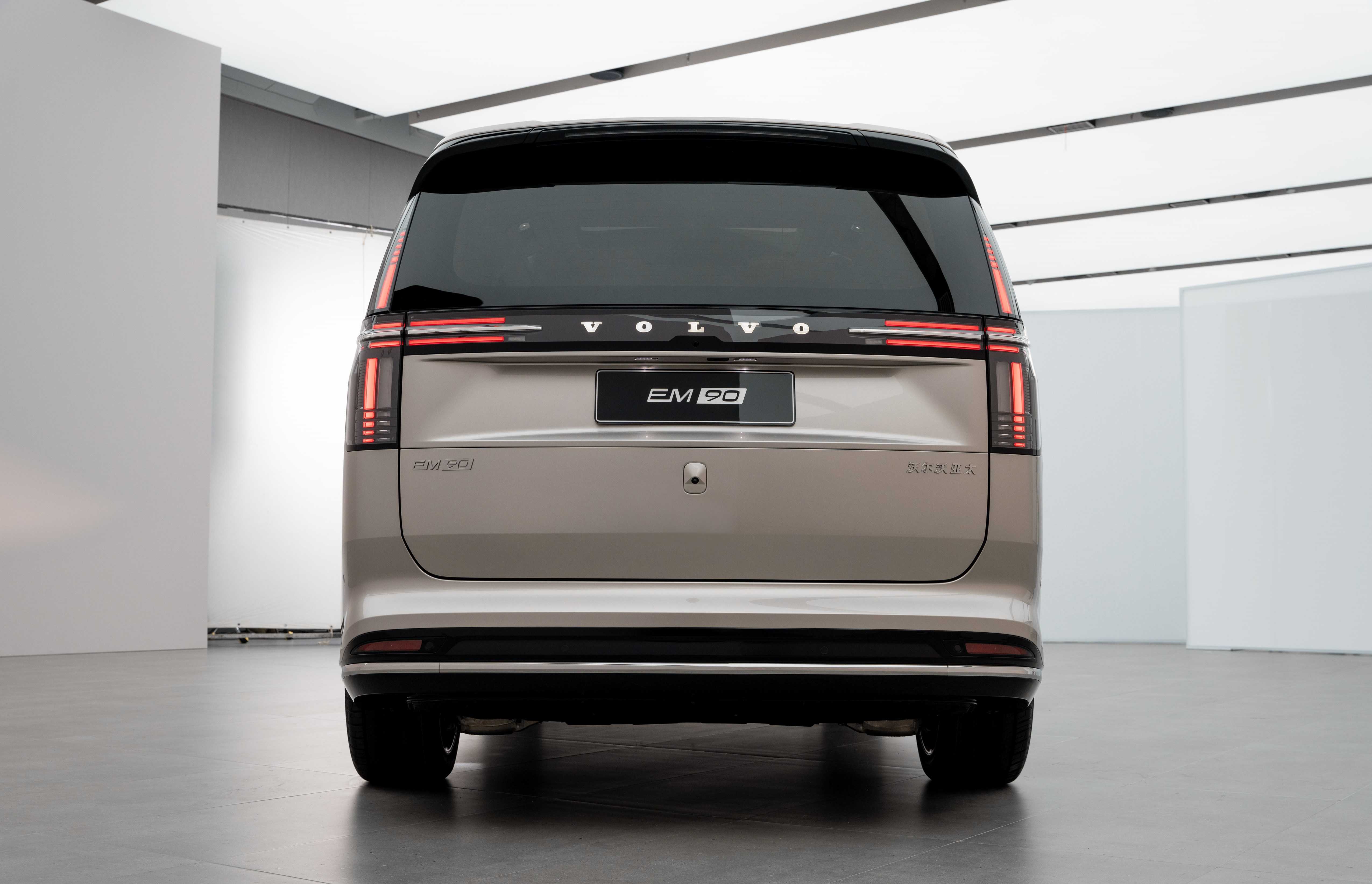 320162_Volvo_EM90_Studio_Stills.jpg